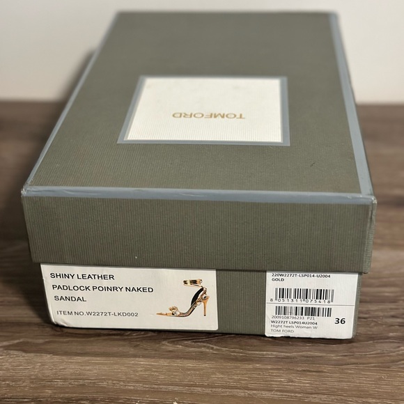 TOMFORD:GOLD-CRYSTAL
MIRROR LEATHER AND CRYSTAL STONES POINTY JEWEL SANDAL - Picture 3 of 6